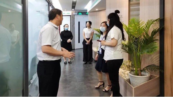 NEWS | 罗湖区人才工作局张玉洁副局长一行莅临创富港瑞思共享办公空间进行参观调研